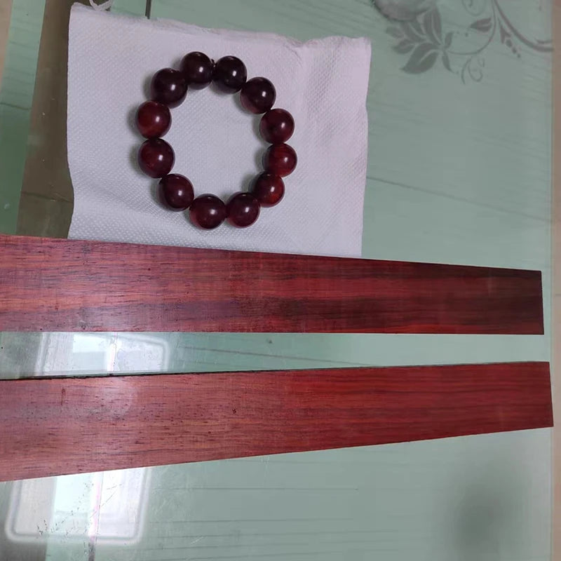 bracelet rouge foncé traditionnel bricolage artisanal do it yourself matériaux sculpture haut densité