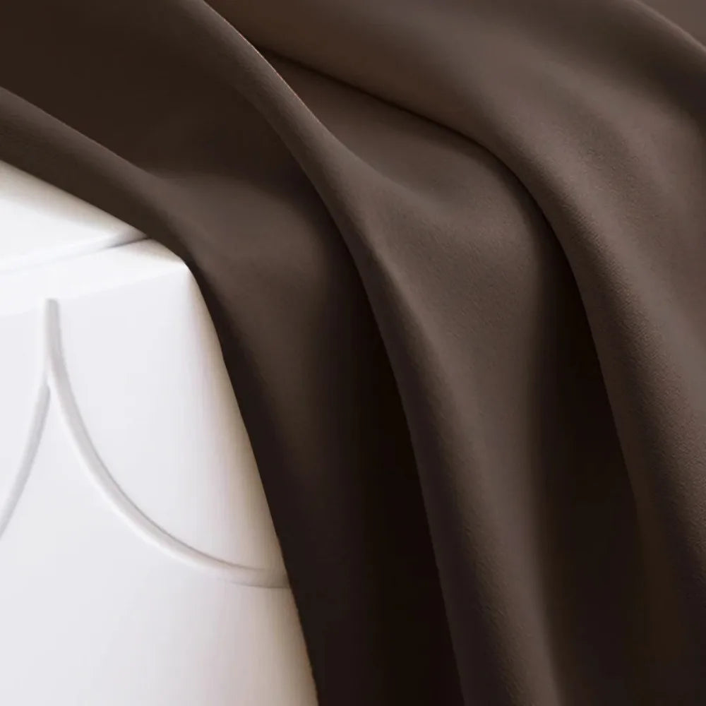 Rideau occultant thermique en couleur bourgogne dans une chambre