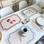 serviettes table moderne motif géométrique rose clair vert bleu beige ornementées