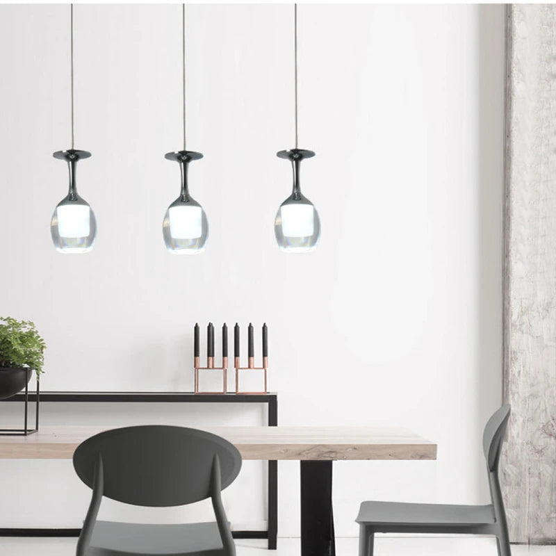 Lampe LED suspendue dans un intérieur contemporain