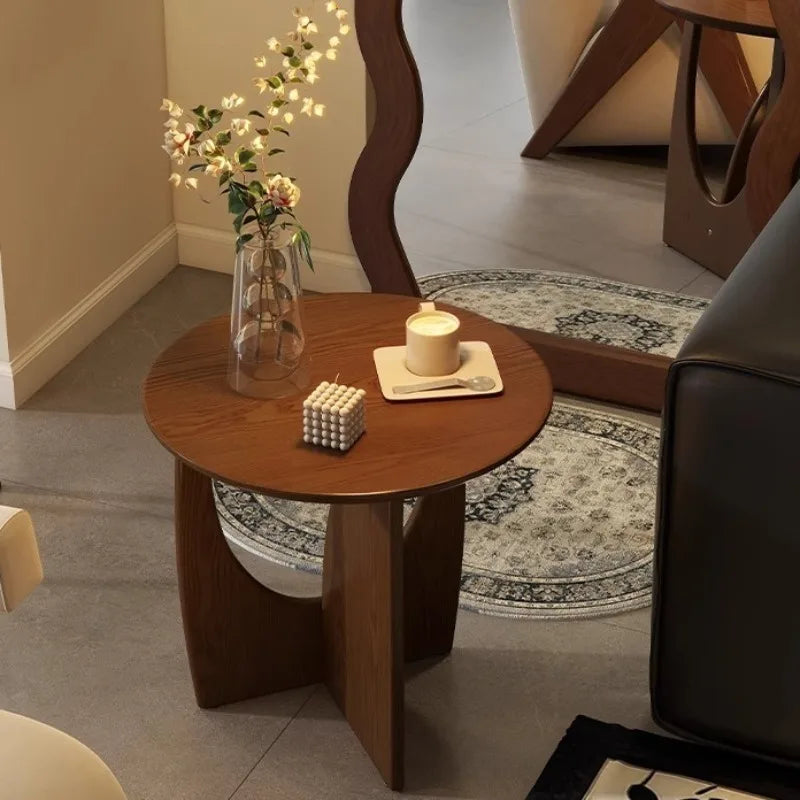 table ronde bois moderne minimaliste marron noir beige salon décoration vase fleurs bougies
