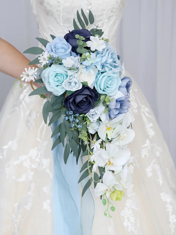 Détail des fleurs artificielles bleues montrant le réalisme