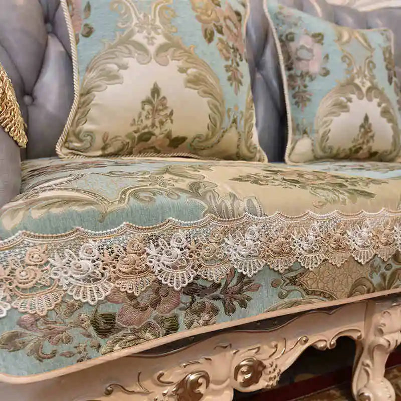 L'image montre des coussins décoratifs sur un canapé avec un motif floral élégant et des bords en dentelle, créant une ambiance riche et chaleureuse.