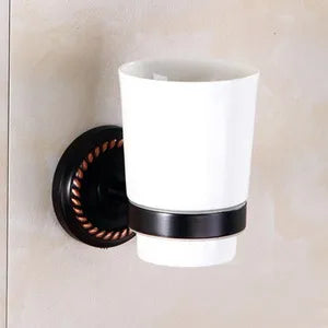 accessoires salle bain noir classiques rondelles dorées porte serviettes savon papier toilette brosse wc