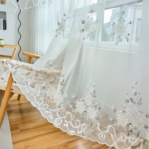 rideau voile blanc transparent broderie florale sequins dorés salon chambre luxe élégant