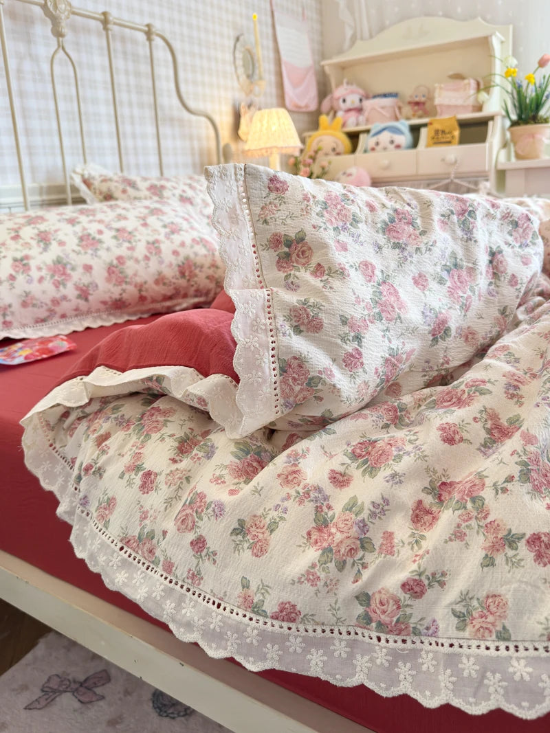ensemble literie floral vintage housse couette taies d'oreiller fleurs roses vertes bordure dentelle blanc