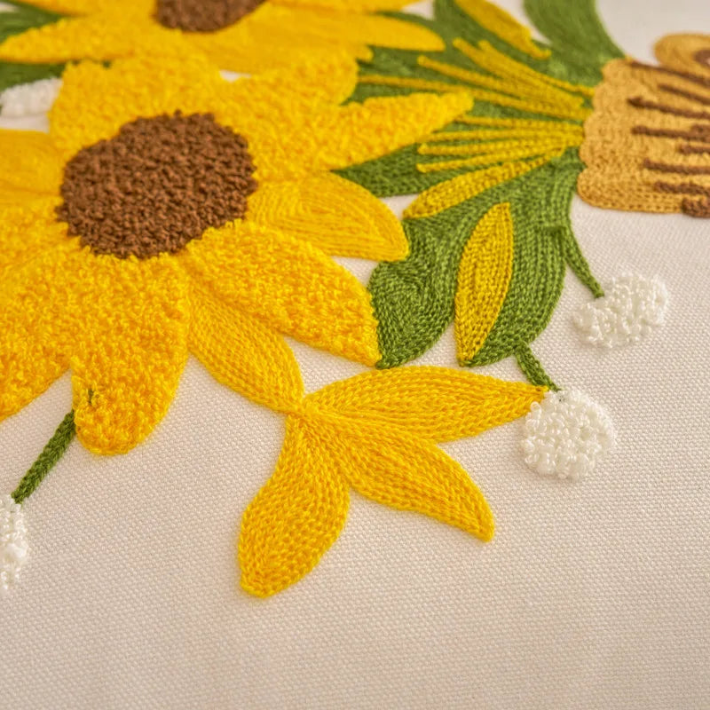 housse coussin brodée motif floral moderne poly coton décoration intérieure blanc vert bleu jaune