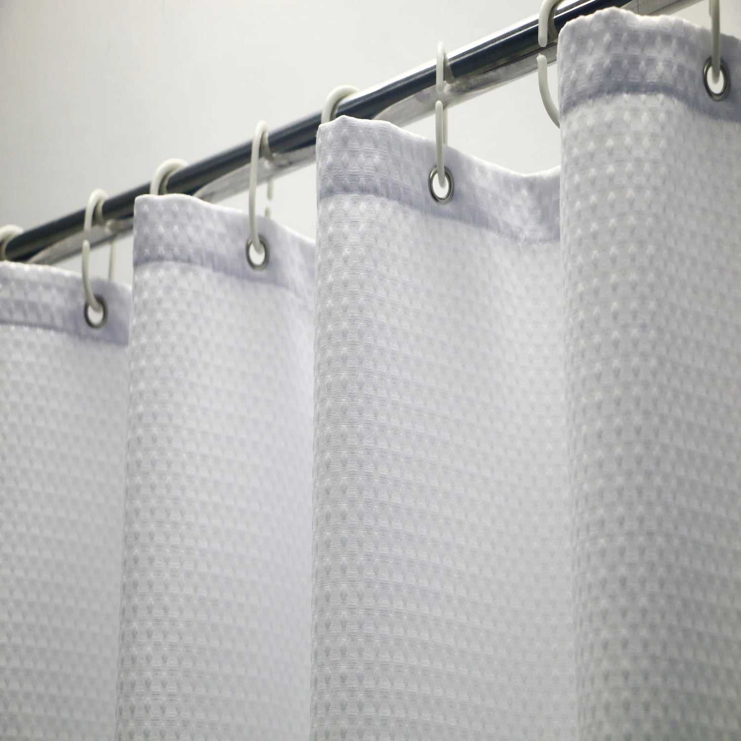 Une image représentant un rideau de douche élégant, fabriqué à partir de polyester. Ce produit de salle de bain, ajoute une touche de sophistication à votre espace. Il est parfaitement assorti avec des accessoires de salle de bain.