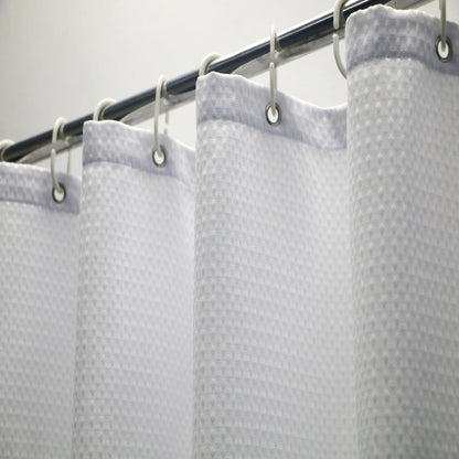 Une image représentant un rideau de douche élégant, fabriqué à partir de polyester. Ce produit de salle de bain, ajoute une touche de sophistication à votre espace. Il est parfaitement assorti avec des accessoires de salle de bain.