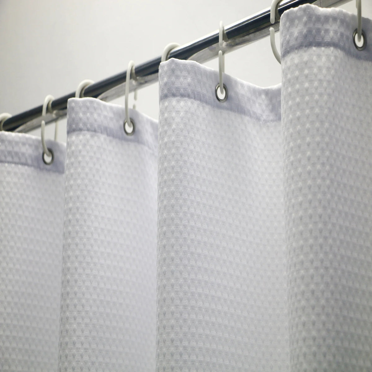 rideau douche blanc texture points moderne anneaux métalliques polyester opacité chambre salle bain