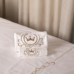 draps coton brodés couronne élégants oreillers couette literie chambre blanc motifs floraux