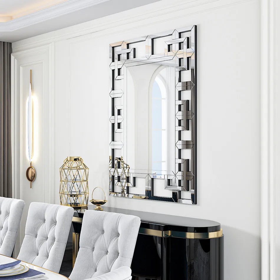 Élégant miroir à facettes dans une salle à manger moderne avec un éclairage d'ambiance et des chaises capitonnées.