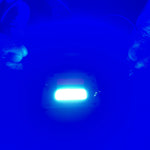 lampe led rgb rouge vert bleu blanc surface texturée industrielle intense fixations tréforées fils