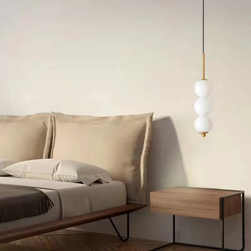 Détail de la lampe suspendue LED verre blanc et métal