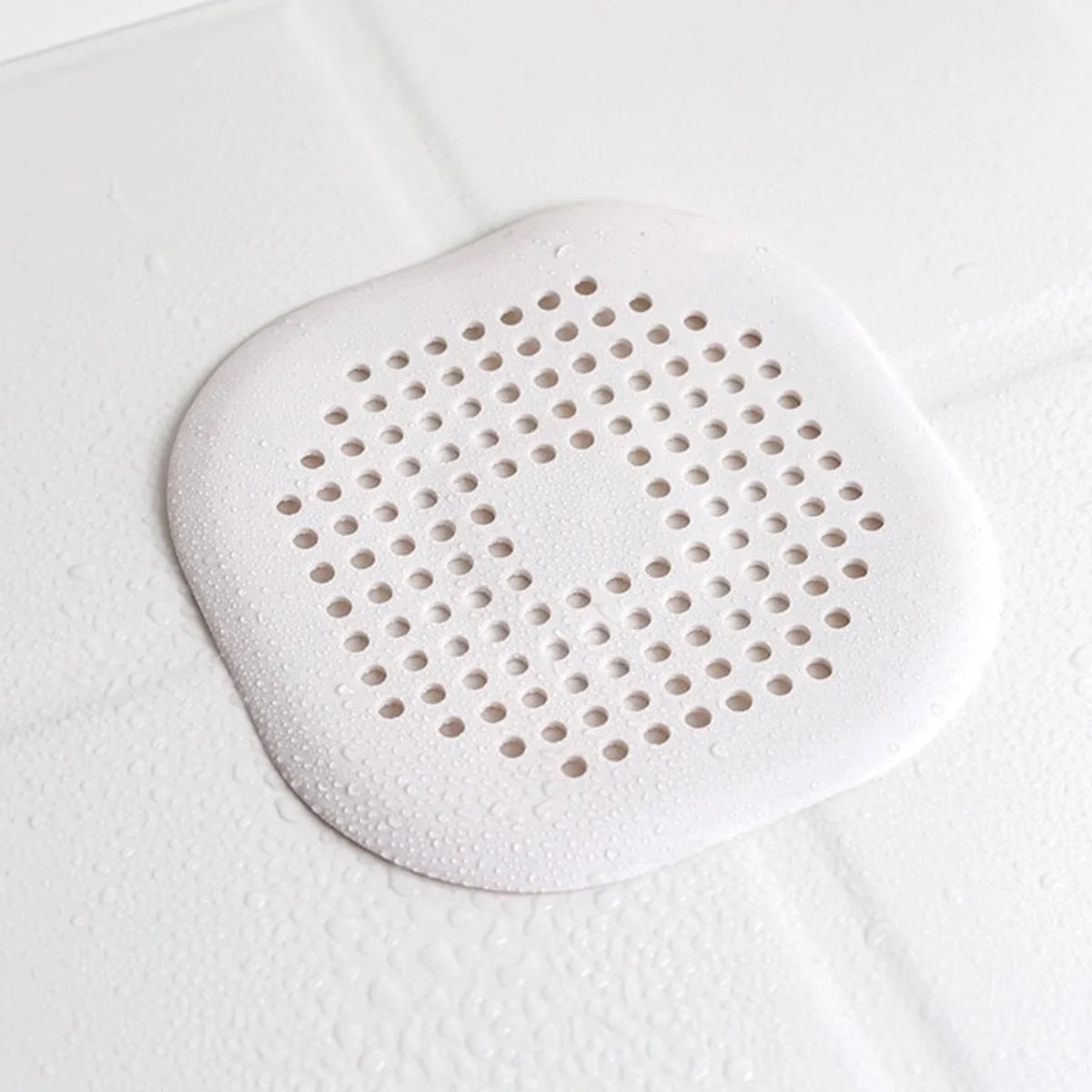 filtre bain réutilisable perforations géométriques adhésif blanc gris moderne respectueux environnement