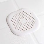 filtre bain réutilisable perforations géométriques adhésif blanc gris moderne respectueux environnement