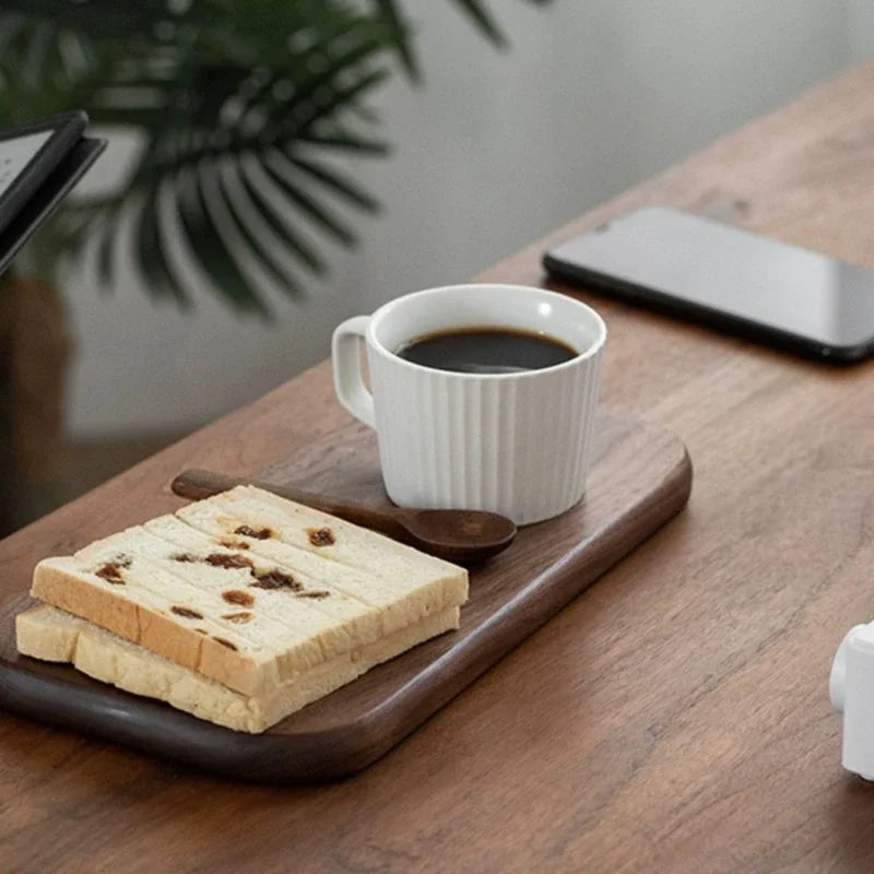 planches découper bois massif noyer marron foncé moderne rectangle poignée anneaux cuir cuisine restaurant