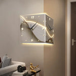 Horloge murale moderne accrochée au-dessus d'un canapé