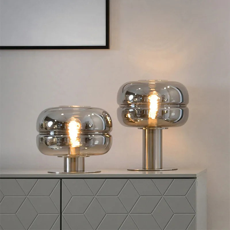 Lampe de chevet scandinave minimaliste en verre vert sur table de nuit