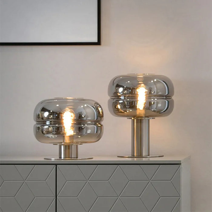 Lampe de chevet scandinave minimaliste en verre vert sur table de nuit