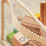 Organisation de jouets avec panier transparent dans un salon moderne