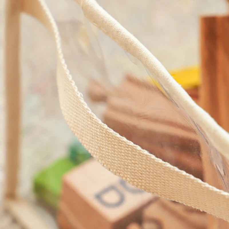 Organisation de jouets avec panier transparent dans un salon moderne