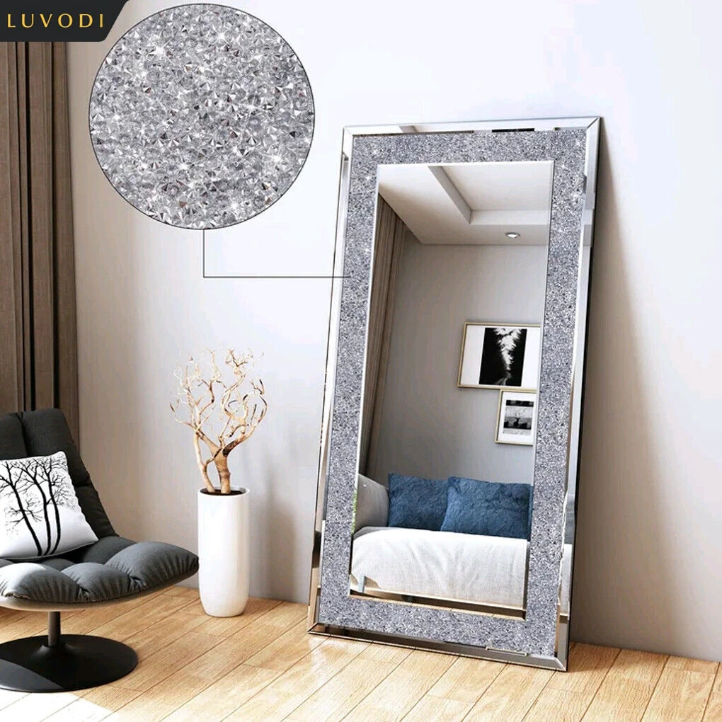 Ce miroir mural en cristal étincelant s'intègre parfaitement dans cet intérieur moderne et chic, avec son cadre argenté et son motif de diamants qui reflète la lumière de manière captivante.