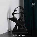 figurines humaines enlacées noir blanc sculpture résine moderne minimaliste