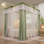 Ce lit à baldaquin avec rideaux blancs et verts offre un style élégant et raffiné dans cette chambre.