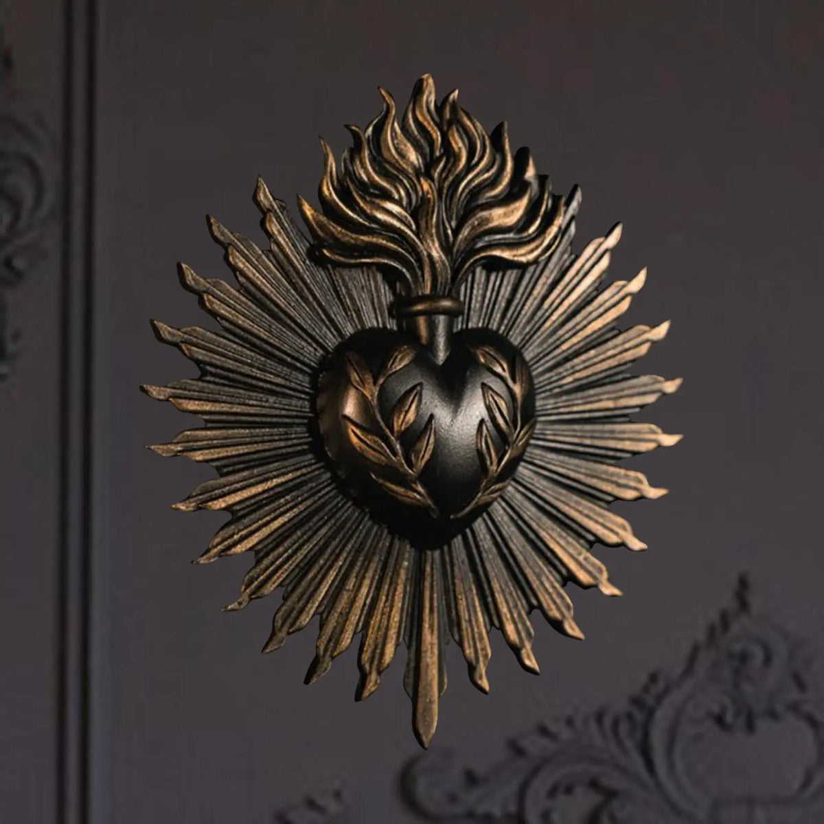 sculpture murale cœur relief feuilles bronze noir artisanal gothique décoration intérieure ornement religieux farmhouse