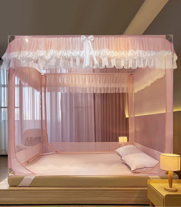 Un magnifique lit à baldaquin rose pâle, avec de belles rideaux poudrés et des détails délicats, offrant un décor romantique et enchanteur à la pièce.