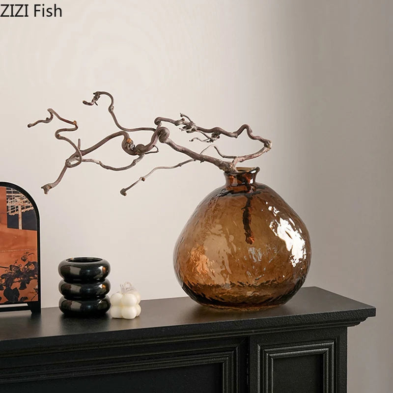 vase verre transparent brun texturé branches feuilles fleurs rouge bougies table basse déco chambre