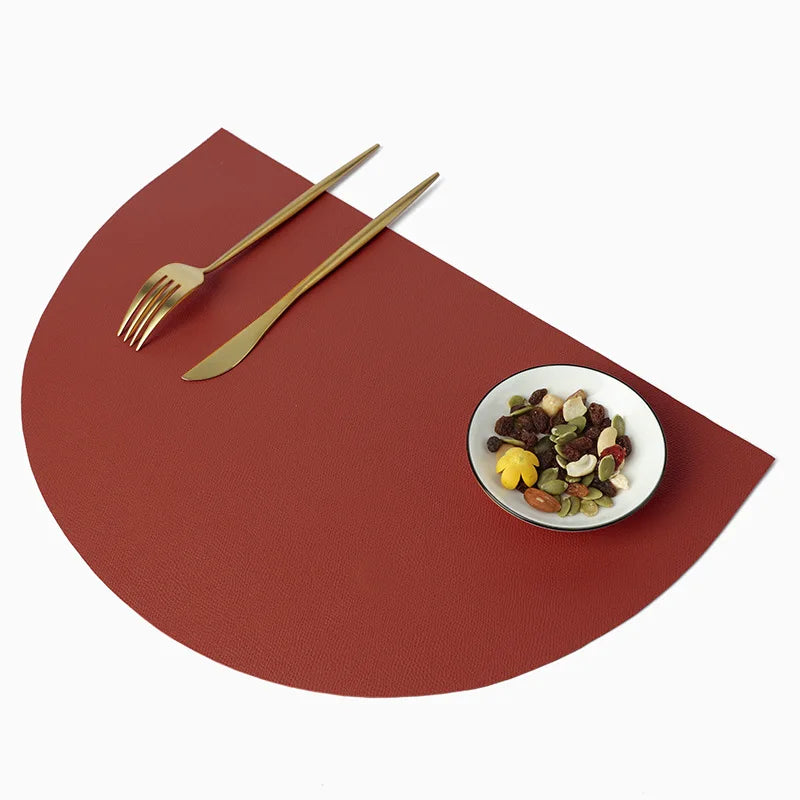 tapis table moderne bleu marine marron gris rose motifs géométriques opaques assiettes vaisselle minimaliste