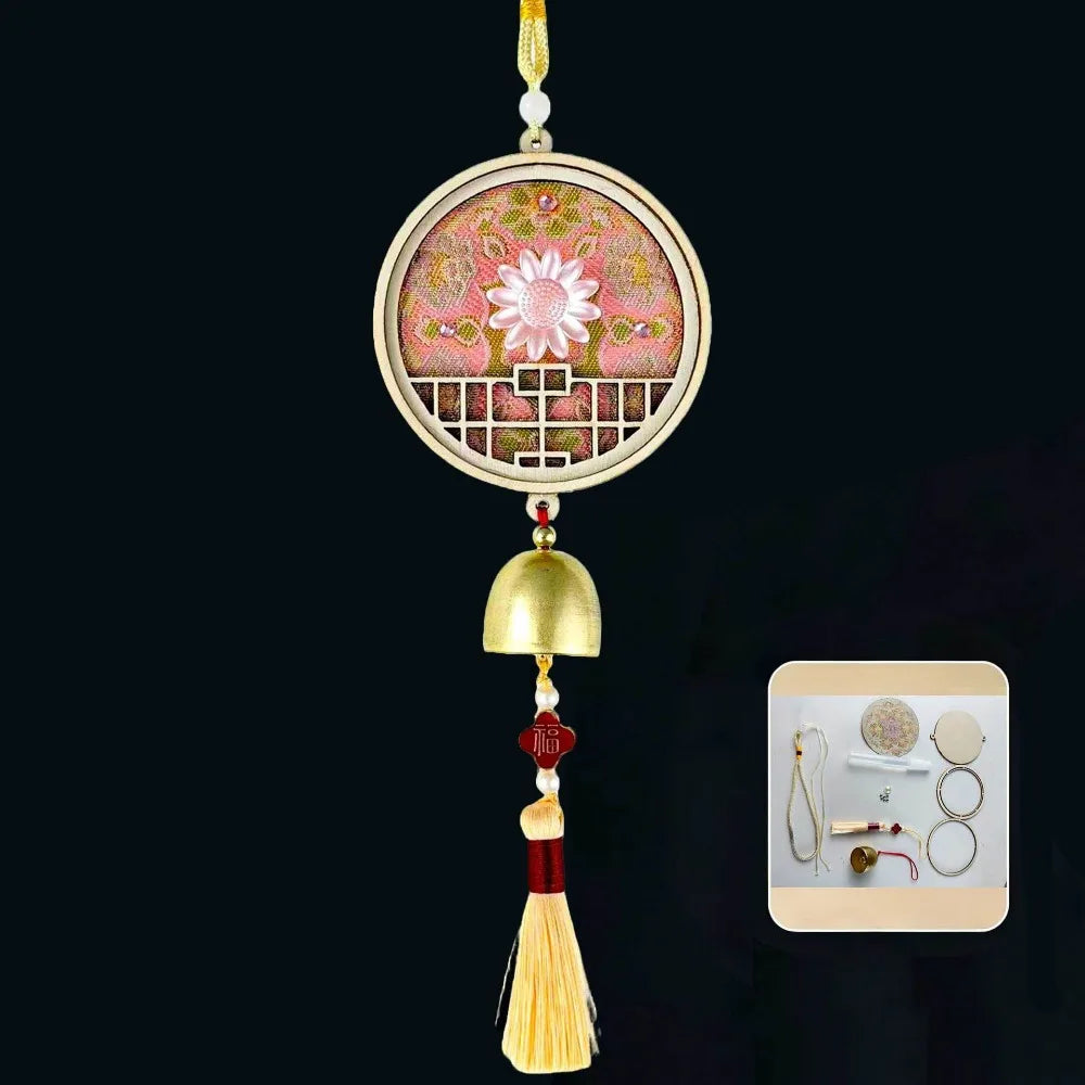 accessoires decoratifs brocart fleurs geometrique or rouge artisanal panneau bois cloche metallique pompon
