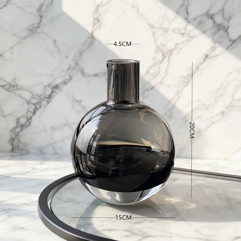 vase moderne transparent gris foncé boule ronde callas orchidées décoration intérieure arrangement floral table