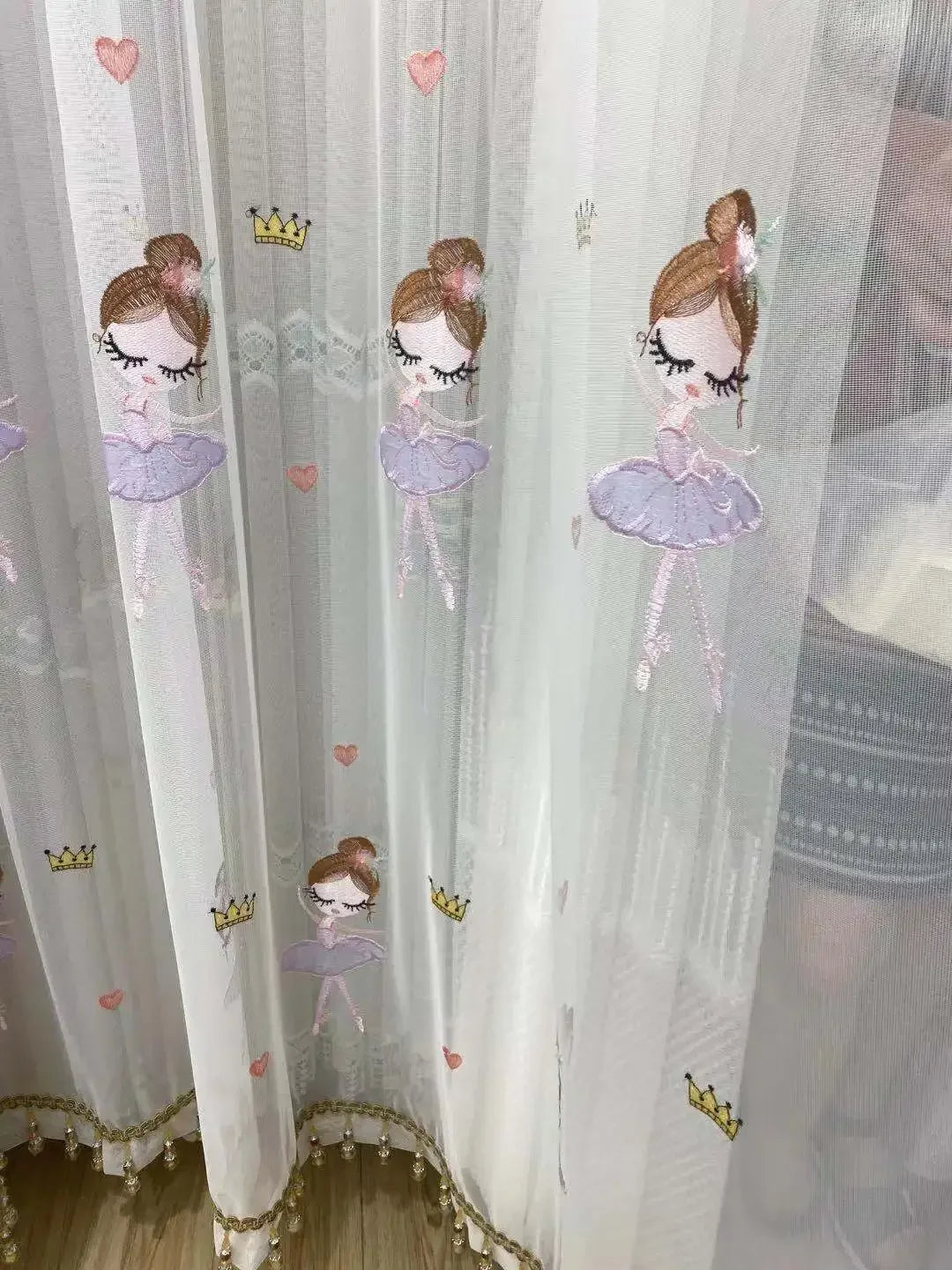 rideau tulle transparent danseuses tutu couronnes coeurs blanc rose grisclair chambre enfant moderne