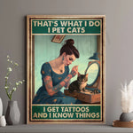 Une femme tatouée jouant avec son chat dans la pièce.