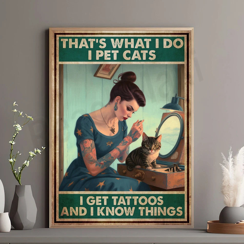 Une femme tatouée jouant avec son chat dans la pièce.