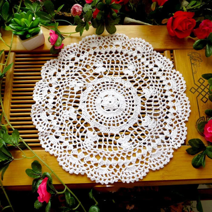 napperon crocheté floral blanc crème beige ajouré semi transparent décoratif vintage table rond