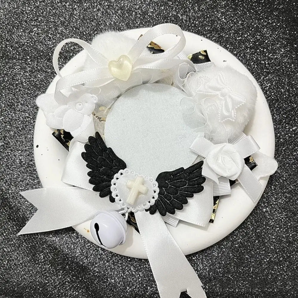 couronne baptême ailes rubans pompons croix dentelle blanche rose violet bleu jaune