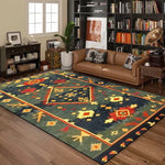 Un tapis coloré avec des motifs géométriques et floraux sur un sol en bois, dans un salon accueillant avec des étagères remplies de livres.