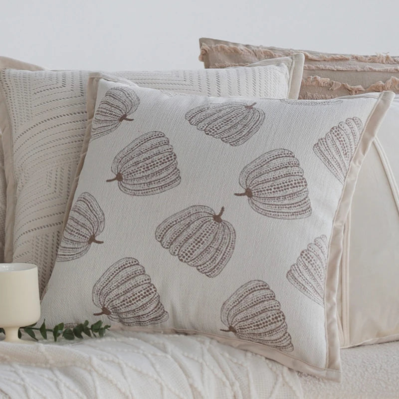 coussin motif feuilles stylisées beige clair moderne opacité 45x45cm franges fixation