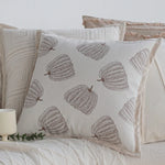 coussin motif feuilles stylisées beige clair moderne opacité 45x45cm franges fixation