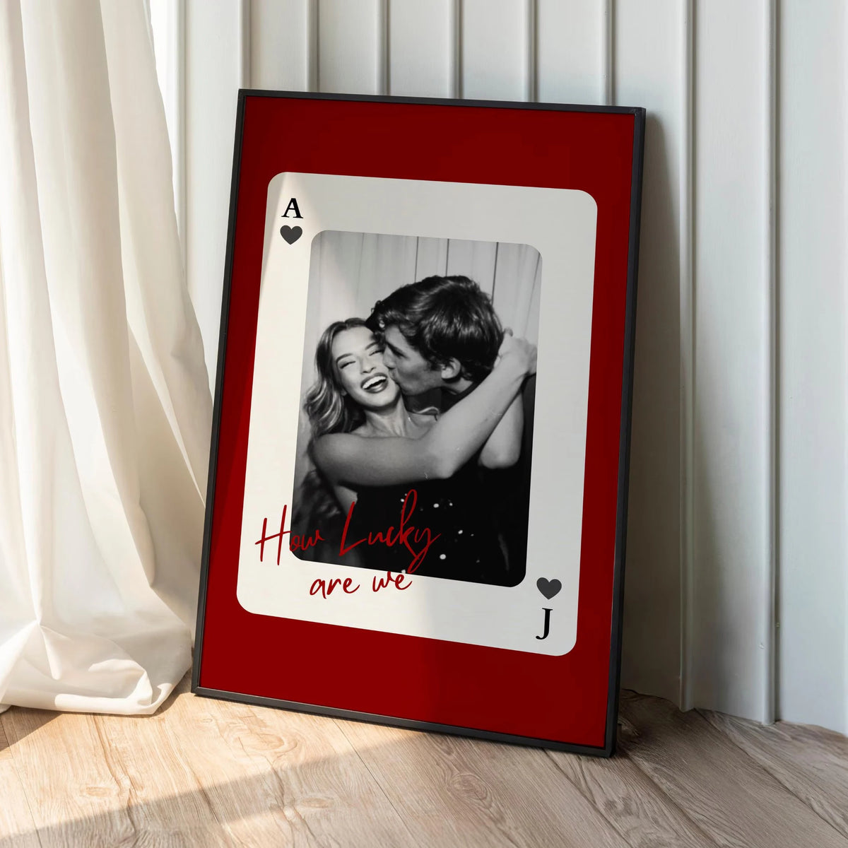 carte jouer personnalisée couple s'embrassant texte heureux cadre noir photo moderne classique