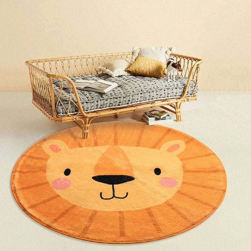Un tapis rond en forme de lion décoratif posé sur le sol près d'un canapé en rotin décoré de coussins.