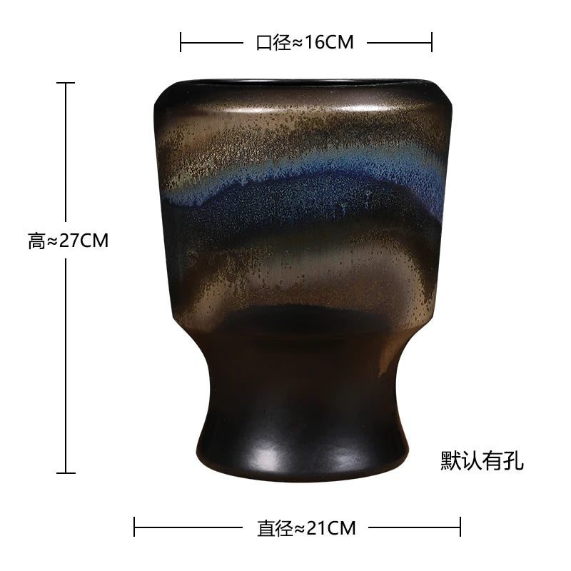 Un vase en céramique rectangulaire avec des motifs de paysage abstraits en dégradés de bleu et de brun.