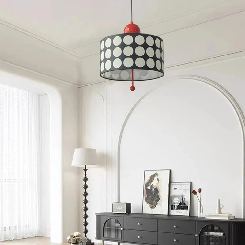 lampe suspendue moderne noire blanche rouge points blancs opacité chambre salonhôtel