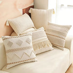 coussins décoratifs bohèmes crème motifs géométriques texture côtelée franges ethniques rusticité