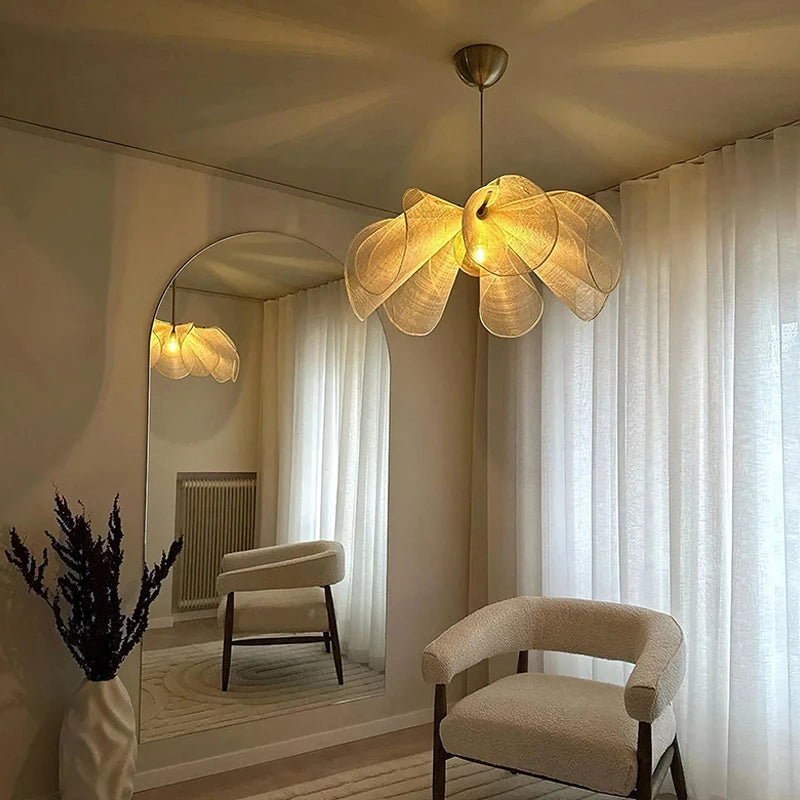suspension lumineuse moderne blanc feuilles ouvertes texture rugueuse translucent chaîne métallique lumière chaude lumière