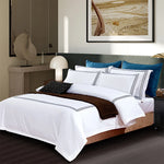 Parure de lit blanc dans une chambre moderne